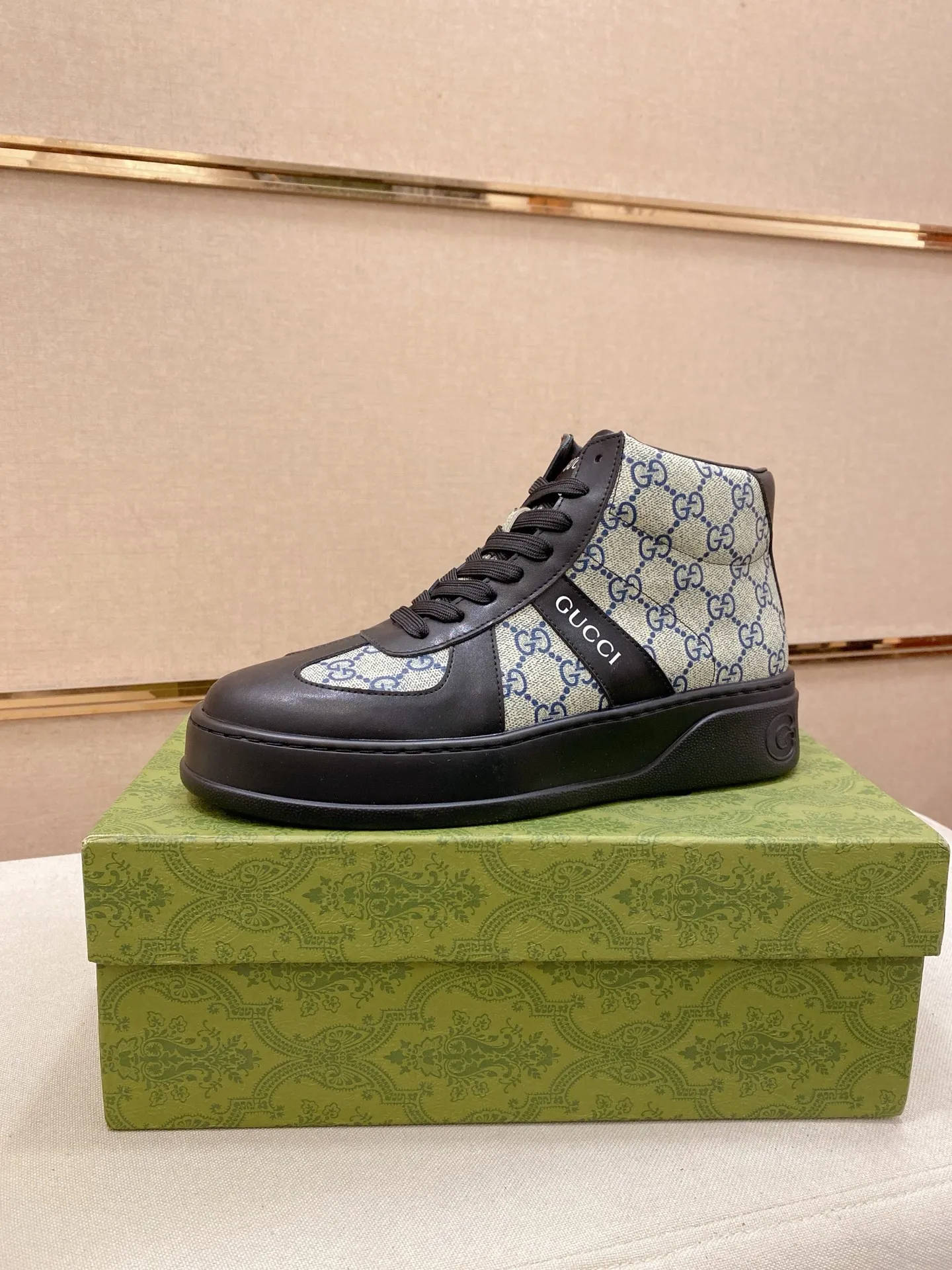 Factory price: 442💰 (GUCCI) The latest model from the official website🎁🎁Casual and fashionable men's shoes👟, hot style💥The style is simple and elegant, exclusive for trendy men. Unique official website's latest brand elements👑original Gucci decoration, fashionable and generous, the fabric is original cowhide ✅sheepskin lining, the official website specifies wear-resistant casual outsole, the classic model is taken in kind at the counter🎬38-44 (can be customized for 45 non-refundable)